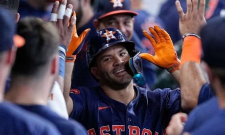 Altuve se une a dos leyendas en juegos multihits