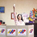 Gobernadora Karina Carpio ejerció su derecho al voto en Santiago Mariño