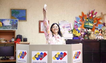 Gobernadora Karina Carpio ejerció su derecho al voto en Santiago Mariño