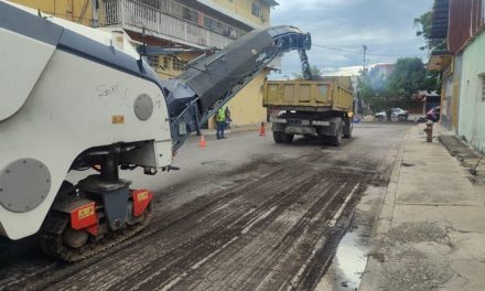 Avanza trabajos de asfaltado en el municipio Girardot