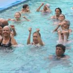 Abuelos de MBI participaron en jornada de terapia acuática