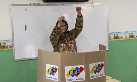 Gobernadora Karina Carpio ejerció su derecho al voto