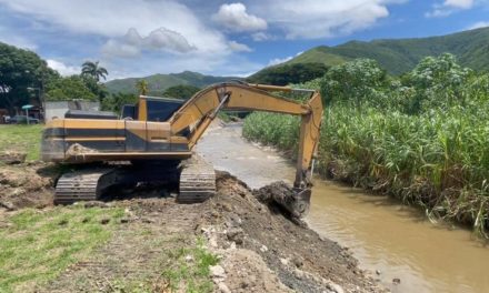 Avanzan trabajos del Plan Pre Lluvias en Revenga como parte del 1×10 del Buen Gobierno