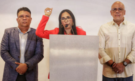 Alcaldes opositores se desligan de agenda violenta y respaldan candidatura de Maduro