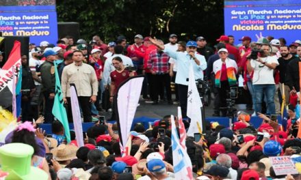 Presidente Maduro: Pueblo chavista salió a las calles para garantizar la paz