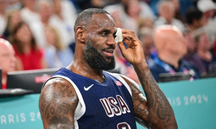 LeBron James recibió cuatro puntos de sutura tras llevarse un codazo en el ojo