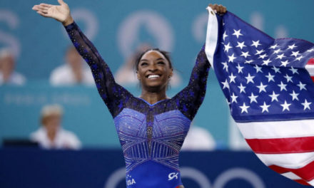 Simone Biles gana el oro en concurso completo de gimnasia artística