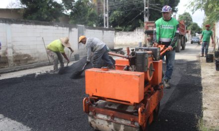 Equipo de vialidad avanza en reparación de calles principales en Mariño