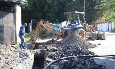 Continúan trabajos de colocación de tuberías en municipio Bolívar