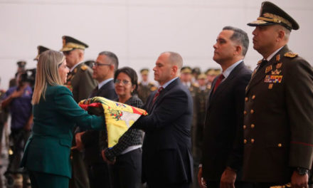 Autoridades rindieron homenaje al tricolor nacional en su día