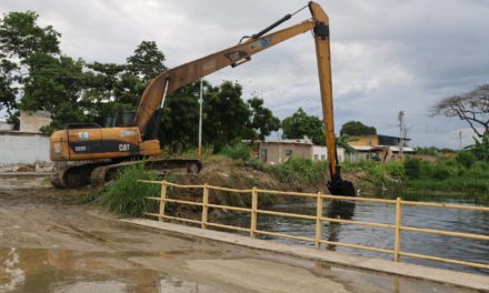 Realizan trabajos de limpieza y desazolve en canal del sector Aguacatal