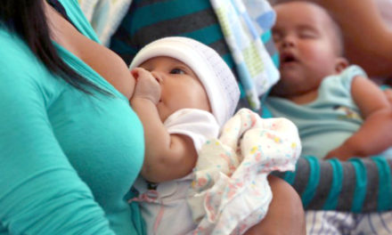 La primera vacuna de un recién nacido es la leche materna