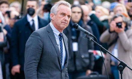 Robert F. Kennedy Jr suspende su campaña y apoya a Donald Trump