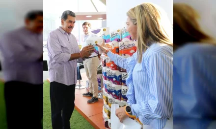 Presidente Maduro firma decreto para liquidar al Centro Nacional de Comercio Exterior