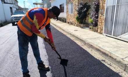 Avanzan trabajos de asfaltado en comunidades de Girardot