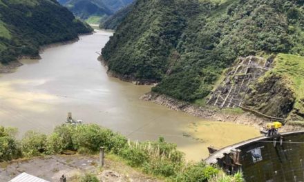 Caída de nivel de embalses activa alertas por apagones en Ecuador