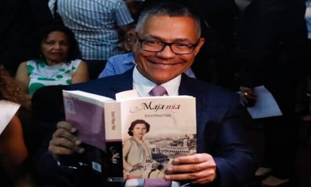 Ministro Villegas presentó su libro Maja Mía en la 15ª Feria del Libro de Caracas