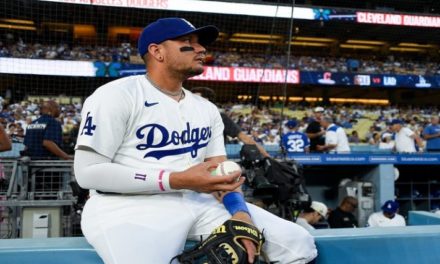 Otorgan premio Roy Campanella al infielder venezolano Miguel Rojas en la MLB