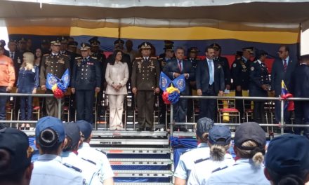 Hombres y mujeres de azul celebraron su 50° Aniversario