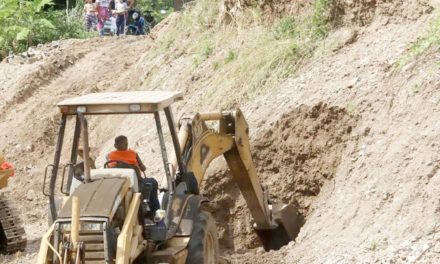 Reparan falla de borde en carretera del municipio Santos Michelena