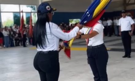 Unes realizó acto de recepción y ósculo a la Bandera Nacional