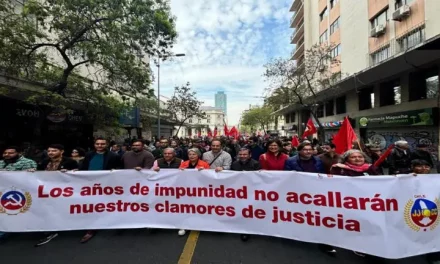 Denuncian represión contra marcha en homenaje a víctimas de la dictadura chilena