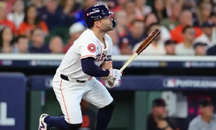 José Altuve rompe marca histórica de hits en postemporada de MLB