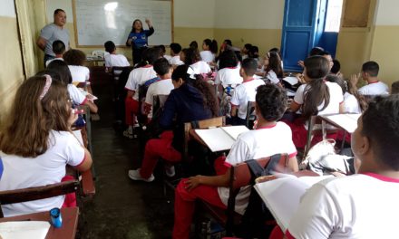 Senades Aragua explica a estudiantes consecuencias del porte de armas