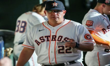 Astros de Houston ratifica a Omar López como coach de banca