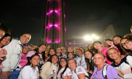 Abuelos y abuelas disfrutaron de una noche de baile en la Plaza El Venezolano