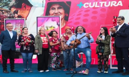 Jefe de Estado: La Caperucita Roja es símbolo de inteligencia y valentía