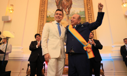 Presidente de Ecuador condecoró a su propio padre