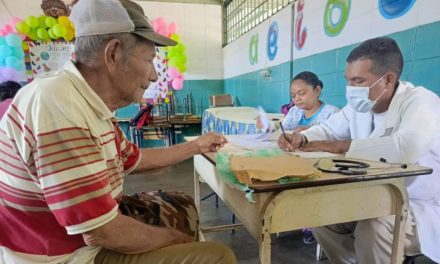 Abuelos de FLA recibieron atención especializada