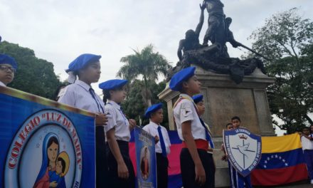 Homenaje a los símbolos patrios en primer lunes cívico parroquial estudiantil en Ribas