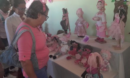 Casa del Abuelo de La Victoria abrió I Exposición de Muñecas Rosas