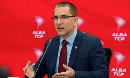 Arreaza reafirma derecho de autodeterminación de Venezuela a Brasil