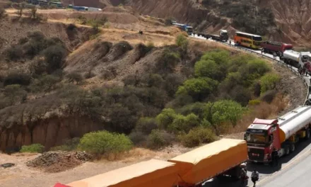 Continúa bloqueo de carreteras en Bolivia, mientras se mantienen alimentos varados