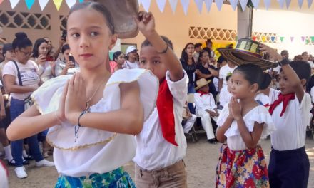 1.200 niños bailaron La Llora en 16° Encuentro Interescolar