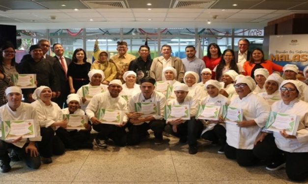 Inces entrega microcertificados del taller Comida Internacional de Malasia