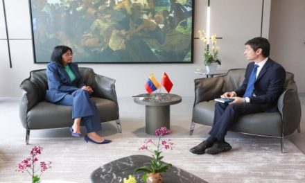 Vicepresidenta Rodríguez y embajador chino revisan agenda económica bilateral