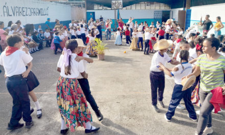 UEE JM Álvarez Jaramillo cantó y bailó La Llora