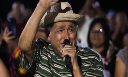 Gualberto Ibarreto recibe premio Aquiles Nazoa