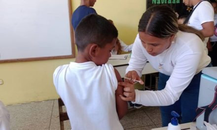 Gobierno Bolivariano garantiza vacunación en escuelas de Santos Michelena