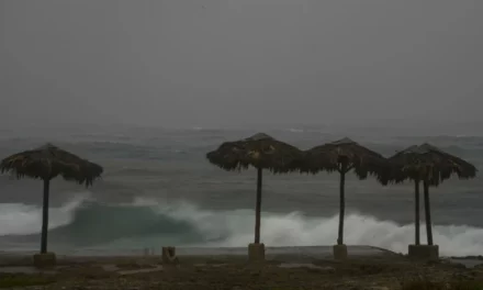 Huracán Rafael abandona territorio cubano y se adentra en golfo de México