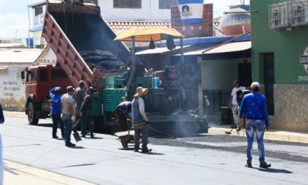 Ejecutivo regional supervisó colocación de mil 200 toneladas de asfalto en Sucre