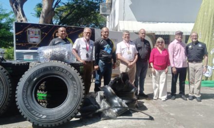 Rectora de la UC Jessy Divo entregó donación para transporte universitario