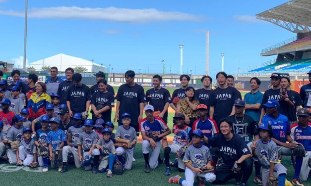 Más de 100 niños y adolescentes disfrutaron de clínicas deportivas de béisbol