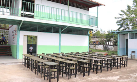 Escuela de San Sebastián dotada con mesas y sillas de material reciclado