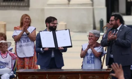 Presidente chileno firmó proyecto para saldar deuda histórica