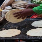 Exponen fotografías sobre el casabe, la arepa y sus manos creadoras